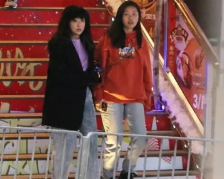陈奕迅女儿与妈妈逛街