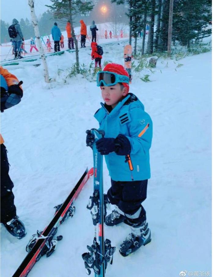黄圣依新年带安迪滑雪, 网友： 自家滑雪场？ 太有钱了